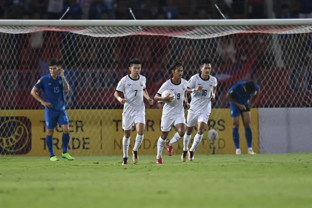 Chanthea có bàn rút ngắn 1-2 liền vội vã ôm bóng đặt vào chấm giữa sân. Ảnh: FAT