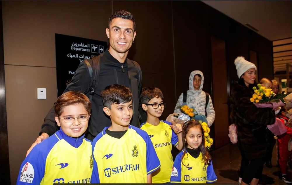 Ronaldo chụp hình cùng các em nhỏ, phía xa là bạn gái Georgina và cậu con trai Ronaldo Jr. Hình ảnh Ronaldo rợp...trời ở quanh sân vận động Mrsool, sân nhà của CLB Al Nassr.