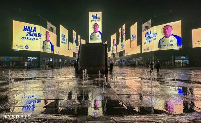 Hình ảnh Ronaldo rợp...trời ở quanh sân vận động Mrsool, sân nhà của CLB Al Nassr.