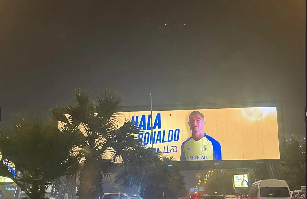 Ronaldo sẽ đá AFC Champions League, tuy nhiên Al Nassr thuộc khu vực Tây Á. CLB nào của Việt Nam vô địch khu vực Đông Á thì mới có cơ hội đá chung kết toàn giải với đội vô địch khu vực Tây Á. Chính vì thế, khả năng CLB Việt Nam chạm trán với Ronaldo và Al Nassr là rất nhỏ. Mỗi mùa bóng, Ronaldo nhận lương 200 triệu USD ở Al Nassr. Như vậy 2,5 mùa, tài sản Ronaldo tăng thêm...nửa tỉ USD, vượt xa so với những năm đỉnh cao của chính Ronaldo khi đá cho MU và Real Madrid. Ronaldo chụp hình cùng các lãnh đạo giàu có của Al Nassr. Ronaldo sẽ đá cặp cùng Vincent Aboubakar, đội trưởng tuyển Camaroon.