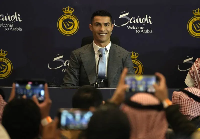 &quot;Quý ông&quot; Ronaldo trong buổi họp báo cung cấp thông tin. Ảnh: Getty Hiện nay Ronaldo là VIP ở Al Nassr. Ảnh: Getty Nhu cầu mua áo đấu của Ronaldo ở Riyadh đang rất cao. Ảnh: Getty