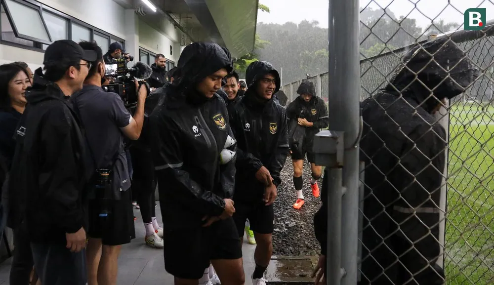 Thầy trò HLV Shin Tae-yong quyết &quot;giảm trừ nợ&quot; khi đối đầu với ông Park. Ngoại binh nhập tịch tuyển Indonesia Spasojevic. Cầm quân đội tuyển quốc gia và U-23, ông Shin toàn thua đồng hương Park Hang-seo. Ông Shin mong ngóng thời tiết tốt hơn để những buổi tập mảng miếng được thực thi rốt ráo trước khi chạm trán với Việt Nam. Toàn đội Indonesia hội ý trước buổi tập. Sân tập của tuyển Indonesia nằm trong khu tổ hợp Senayan nơi có sân Bung Karno. Trận bán kết lượt đi AFF Cup 2022 tối 6-1 giữa Indonesia và Việt Nam là cơ hội để ông Shin làm nên chuyện trước đồng hương Park Hang-seo. Tuyển Indonesia khởi động cho buổi tập. Mèo chạy vào sân, điềm gì sẽ đến với Indonesia?