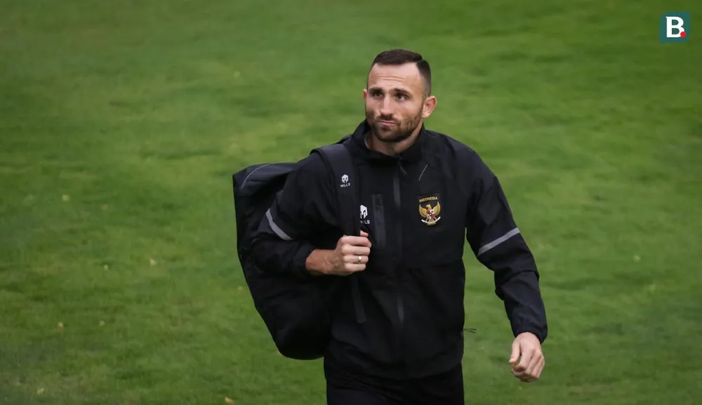 Ngoại binh nhập tịch tuyển Indonesia Spasojevic. Cầm quân đội tuyển quốc gia và U-23, ông Shin toàn thua đồng hương Park Hang-seo. Ông Shin mong ngóng thời tiết tốt hơn để những buổi tập mảng miếng được thực thi rốt ráo trước khi chạm trán với Việt Nam. Toàn đội Indonesia hội ý trước buổi tập. Sân tập của tuyển Indonesia nằm trong khu tổ hợp Senayan nơi có sân Bung Karno. Trận bán kết lượt đi AFF Cup 2022 tối 6-1 giữa Indonesia và Việt Nam là cơ hội để ông Shin làm nên chuyện trước đồng hương Park Hang-seo. Tuyển Indonesia khởi động cho buổi tập. Mèo chạy vào sân, điềm gì sẽ đến với Indonesia?