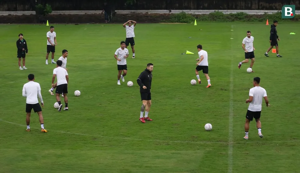 Tuyển Indonesia khởi động cho buổi tập. Mèo chạy vào sân, điềm gì sẽ đến với Indonesia?