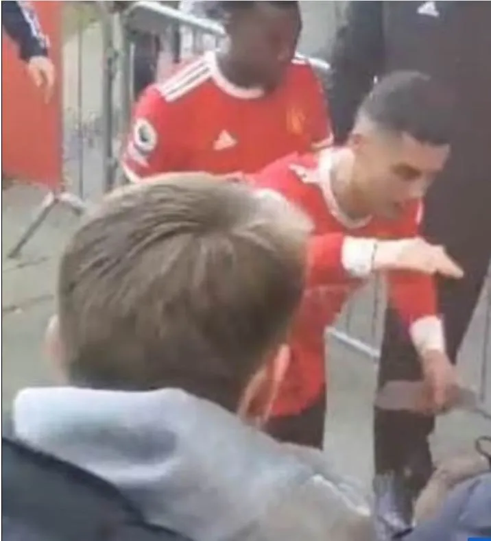 Hành vi Ronaldo phá điện thoại của cậu bé Jacob Harding dẫn đến án phạt treo giò hai trận. Ảnh: Daily Mail