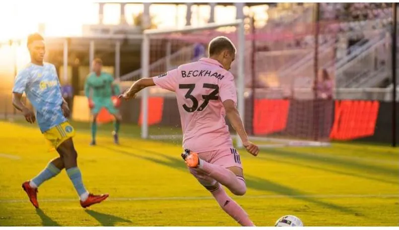 Cú ra chân của Romeo rất giống ông bố David Beckham. Ảnh: US Soccer Cú ra chân của Romeo rất giống ông bố David Beckham. Ảnh: US Soccer