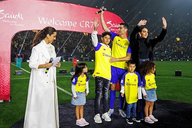 Ronaldo đang đi &quot;kiếm lúa&quot; ở Saudi Arabia và làm đại sứ cho đất nước chạy đua đăng cai World Cup 2030 cùng Hy Lạp và Ai Cập. Ảnh: S.E