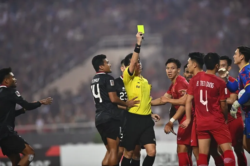 Bùi Tiến Dũng dính thẻ vàng nên HLV Park Hang-seo cho nghỉ sớm. Ảnh: HẢI THỊNH Bùi Tiến Dũng dính thẻ vàng nên HLV Park Hang-seo cho nghỉ sớm. Ảnh: HẢI THỊNH