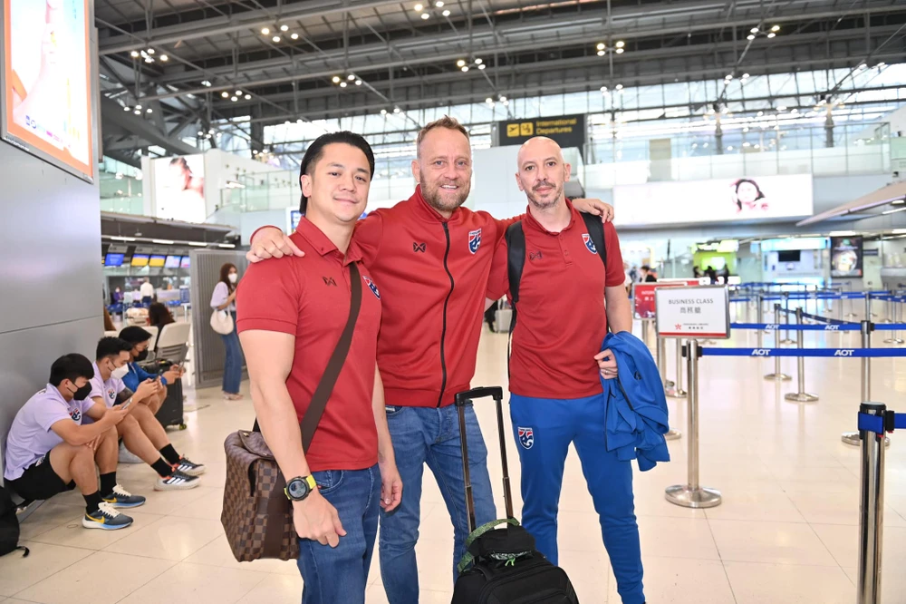 HLV Mano Polking và các trợ lý. Sarach Yooyen và Adisak Krainsorn, hai trụ cột của tuyển Thái Lan. Tuyển Thái Lan làm khách tại sân Mỹ Đình ở chung kết lượt đi lúc 19 giờ 30 ngày 13-1. Đội tuyển Thái Lan có nhiều cầu thủ trẻ được chơi bên cạnh các đàn anh như Dangda, Theerathon, Yooyen Dangda, tay săn bàn hàng đầu của Thái Lan tại AFF Cup.