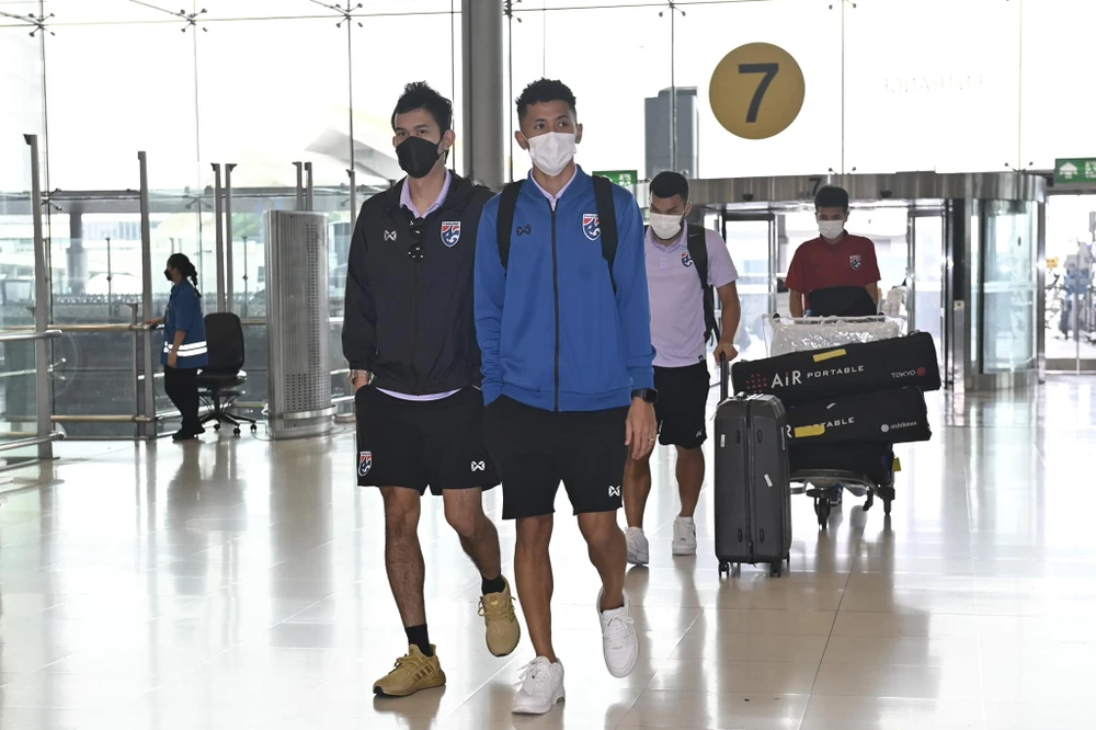 Bordin Phala (phải) góp một bàn cho chiến thắng 3-0 của Thái Lan ở bán kết lượt về. Tiền vệ nhỏ con nhưng cực lanh Ekanit Panya đẩy xe hành lý của mình. HLV Mano Polking và các trợ lý. Sarach Yooyen và Adisak Krainsorn, hai trụ cột của tuyển Thái Lan. Tuyển Thái Lan làm khách tại sân Mỹ Đình ở chung kết lượt đi lúc 19 giờ 30 ngày 13-1. Đội tuyển Thái Lan có nhiều cầu thủ trẻ được chơi bên cạnh các đàn anh như Dangda, Theerathon, Yooyen Dangda, tay săn bàn hàng đầu của Thái Lan tại AFF Cup.