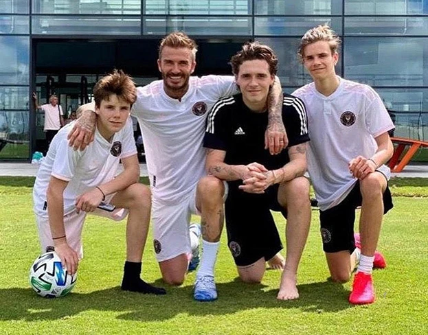 Năm 2014, ông bố Beckham dẫn ba con trai đến học viện Arsenal gửi gắm. Ảnh: S.E Năm 2014, ông bố Beckham dẫn ba con trai đến học viện Arsenal gửi gắm. Ảnh: S.E