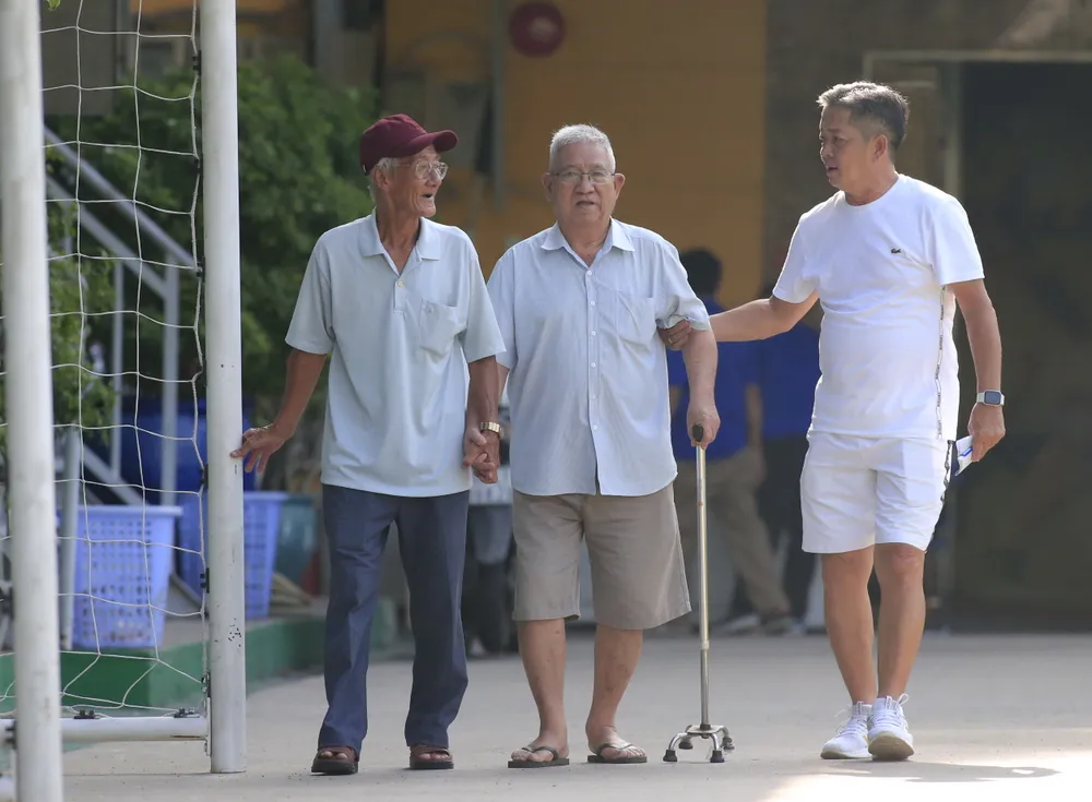 Sáng sớm, cựu tuyển thủ, HLV Nguyễn Hồng Phẩm trong ban tổ chức đã đón các cựu tuyển thủ, những người đa phần ở tuổi ngoài 80 và đi lại thật khó khăn… Sáng sớm, cựu tuyển thủ, HLV Nguyễn Hồng Phẩm trong ban tổ chức đã đón các cựu tuyển thủ, những người đa phần ở tuổi ngoài 80 và đi lại thật khó khăn…