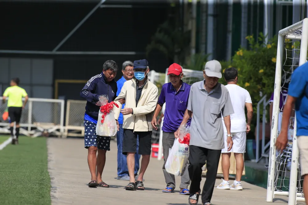Có những cựu cầu thủ quá già yếu không thể đến chung vui và nhận quà được nên các con, cháu đã thay mặt đến nhận quà xuân cho cha, cho ông. Có những cựu cầu thủ quá già yếu không thể đến chung vui và nhận quà được nên các con, cháu đã thay mặt đến nhận quà xuân cho cha, cho ông.