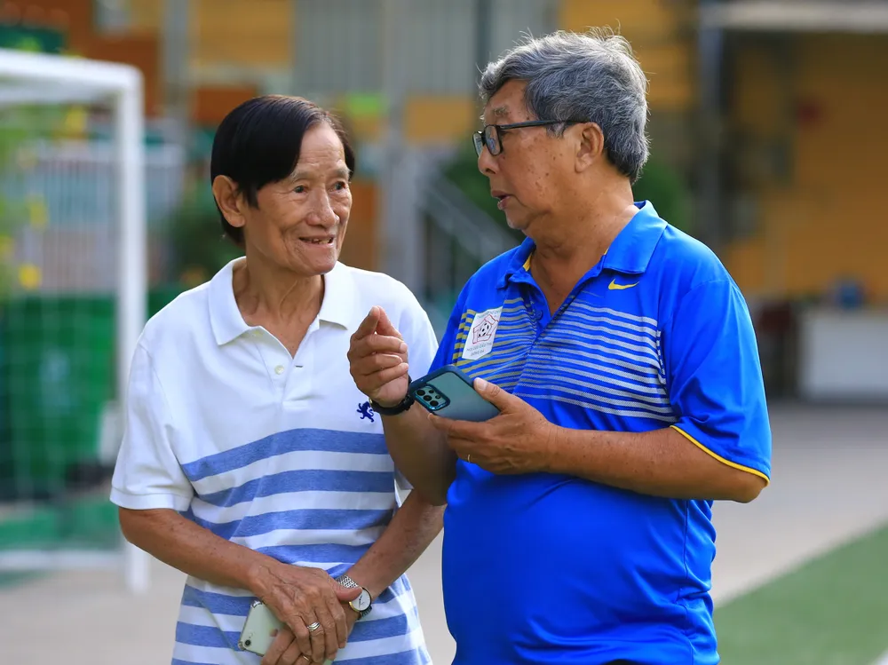 Các thành viên trong Chi hội Cựu cầu thủ TP.HCM, Hồ Thanh Cang (Chủ tịch) và Hồ Nguyễn (Tổng thư ký) từ sáng sớm đã chuẩn bị các khâu cho tươm tất để tiếp đón các cựu cầu thủ. Các thành viên trong Chi hội Cựu cầu thủ TP.HCM, Hồ Thanh Cang (Chủ tịch) và Hồ Nguyễn (Tổng thư ký) từ sáng sớm đã chuẩn bị các khâu cho tươm tất để tiếp đón các cựu cầu thủ.