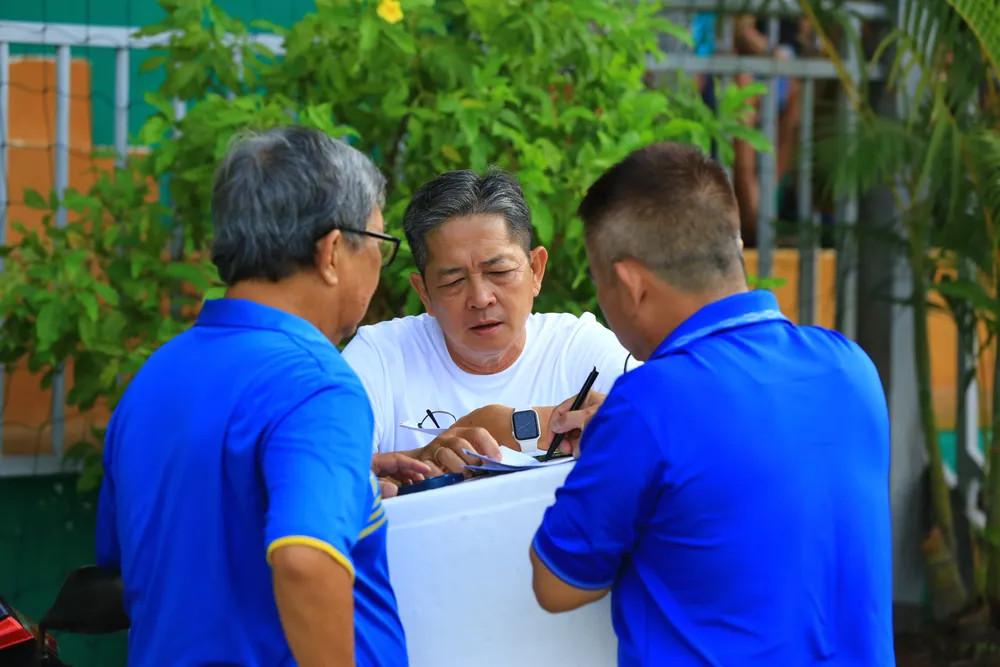 Cựu tuyển thủ Nguyễn Hồng Phẩm với vai trò Phó Tổng thư ký Chi hội Cựu cầu thủ TP.HCM năm nào cũng tất bật lo kịch bản và chương trình, phối hợp với Lãnh đạo Trung tâm Thể thao quận 1 cho buổi lễ tri ân các cựu cầu thủ. Cựu tuyển thủ Nguyễn Hồng Phẩm với vai trò Phó Tổng thư ký Chi hội Cựu cầu thủ TP.HCM năm nào cũng tất bật lo kịch bản và chương trình, phối hợp với Lãnh đạo Trung tâm Thể thao quận 1 cho buổi lễ tri ân các cựu cầu thủ.