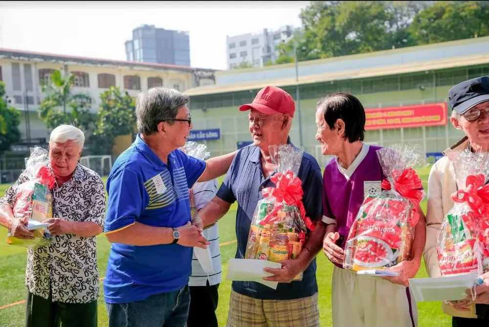 Món quà xuân đến với cựu cầu thủ trong không khí ấm áp, nghĩa tình. Món quà xuân đến với cựu cầu thủ trong không khí ấm áp, nghĩa tình.