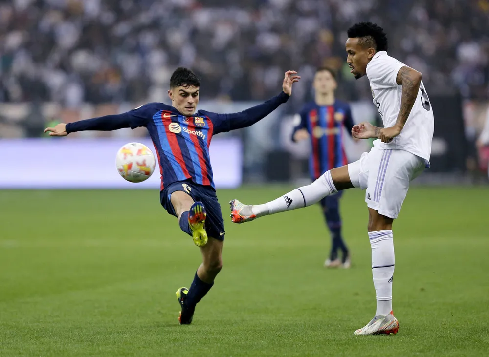 Siêu cúp Tây Ban Nha &quot;bán&quot; ba mùa cho đối tác ở Saudi Arabia. Siêu cúp Tây Ban Nha năm nay có bốn đội tranh tài gồm Real Madrid, Barcelona, Real Betis và Valencia. Real Madrid và Barcelona đều lần lượt thắng các đối thủ Valencia và Real Betis ở loạt luân lưu sau 120 phút hòa để tạo nên El Clasico ở chung kết Siêu cúp Tây Ban Nha. Lewandowski có bàn gia tăng khoảng cách lên 2-0 cho Barcelona phút 45. Real Madrid thua toàn diện ở El Clasico lần này. Barcelona tiếp cận trận đấu mà HLV Xavi rất lo lắng. Phía bên kia Carlo Ancelotti cũng lo lắng không kém. Tuy nhiên Barcelona đã giải quyết trận đấu theo cách rất dễ dàng với ba bàn thắng trong vòng 69 phút. Fan Barcelona hầu như không phải...thót tim vì các bàn thắng của Barcelona đến theo chiều hướng thuận lợi. Một buổi tối mà Vinicius Jr mờ nhạt. ...Còn Quả bóng vàng thế giới 2022 Benzema chỉ ghi bàn thắng danh dự cuối trận khi mọi chuyện đã ngã ngũ. Siêu cúp Tây Ban Nha &quot;phiên bản thương mại&quot; mà LĐBĐ nước này tạo ra để kinh doanh ở Saudi Arabia. Lễ đăng quang Siêu cúp Tây Ban Nha ở sân King Fadh tại TP Riyadh, Saudi Arabia. Đánh bại đại kỳ phùng Real Madrid, Barcelona lên ngôi Siêu cúp Tây Ban Nha. Ảnh: Reuters.