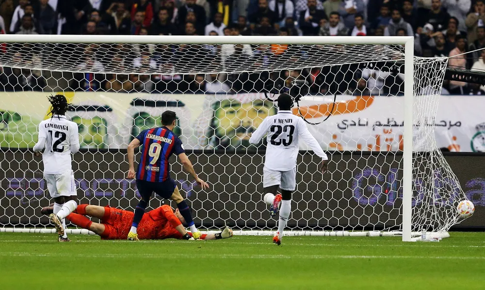 Lewandowski có bàn gia tăng khoảng cách lên 2-0 cho Barcelona phút 45. Real Madrid thua toàn diện ở El Clasico lần này. Barcelona tiếp cận trận đấu mà HLV Xavi rất lo lắng. Phía bên kia Carlo Ancelotti cũng lo lắng không kém. Tuy nhiên Barcelona đã giải quyết trận đấu theo cách rất dễ dàng với ba bàn thắng trong vòng 69 phút. Fan Barcelona hầu như không phải...thót tim vì các bàn thắng của Barcelona đến theo chiều hướng thuận lợi. Một buổi tối mà Vinicius Jr mờ nhạt. ...Còn Quả bóng vàng thế giới 2022 Benzema chỉ ghi bàn thắng danh dự cuối trận khi mọi chuyện đã ngã ngũ. Siêu cúp Tây Ban Nha &quot;phiên bản thương mại&quot; mà LĐBĐ nước này tạo ra để kinh doanh ở Saudi Arabia. Lễ đăng quang Siêu cúp Tây Ban Nha ở sân King Fadh tại TP Riyadh, Saudi Arabia. Đánh bại đại kỳ phùng Real Madrid, Barcelona lên ngôi Siêu cúp Tây Ban Nha. Ảnh: Reuters.