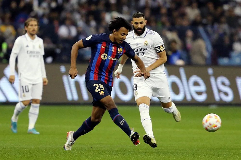 ...Còn Quả bóng vàng thế giới 2022 Benzema chỉ ghi bàn thắng danh dự cuối trận khi mọi chuyện đã ngã ngũ. Siêu cúp Tây Ban Nha &quot;phiên bản thương mại&quot; mà LĐBĐ nước này tạo ra để kinh doanh ở Saudi Arabia. Lễ đăng quang Siêu cúp Tây Ban Nha ở sân King Fadh tại TP Riyadh, Saudi Arabia. Đánh bại đại kỳ phùng Real Madrid, Barcelona lên ngôi Siêu cúp Tây Ban Nha. Ảnh: Reuters.