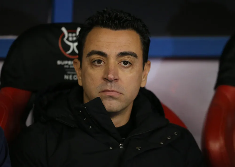 Barcelona tiếp cận trận đấu mà HLV Xavi rất lo lắng. Phía bên kia Carlo Ancelotti cũng lo lắng không kém. Tuy nhiên Barcelona đã giải quyết trận đấu theo cách rất dễ dàng với ba bàn thắng trong vòng 69 phút. Fan Barcelona hầu như không phải...thót tim vì các bàn thắng của Barcelona đến theo chiều hướng thuận lợi. Một buổi tối mà Vinicius Jr mờ nhạt. ...Còn Quả bóng vàng thế giới 2022 Benzema chỉ ghi bàn thắng danh dự cuối trận khi mọi chuyện đã ngã ngũ. Siêu cúp Tây Ban Nha &quot;phiên bản thương mại&quot; mà LĐBĐ nước này tạo ra để kinh doanh ở Saudi Arabia. Lễ đăng quang Siêu cúp Tây Ban Nha ở sân King Fadh tại TP Riyadh, Saudi Arabia. Đánh bại đại kỳ phùng Real Madrid, Barcelona lên ngôi Siêu cúp Tây Ban Nha. Ảnh: Reuters.