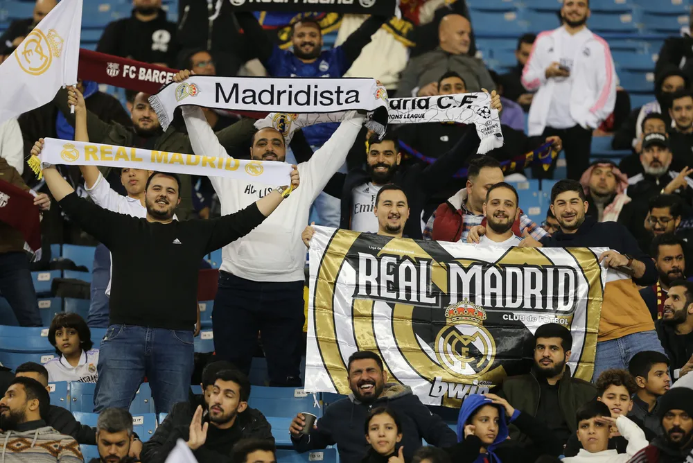 Real Madrid và Barcelona đều lần lượt thắng các đối thủ Valencia và Real Betis ở loạt luân lưu sau 120 phút hòa để tạo nên El Clasico ở chung kết Siêu cúp Tây Ban Nha. Lewandowski có bàn gia tăng khoảng cách lên 2-0 cho Barcelona phút 45. Real Madrid thua toàn diện ở El Clasico lần này. Barcelona tiếp cận trận đấu mà HLV Xavi rất lo lắng. Phía bên kia Carlo Ancelotti cũng lo lắng không kém. Tuy nhiên Barcelona đã giải quyết trận đấu theo cách rất dễ dàng với ba bàn thắng trong vòng 69 phút. Fan Barcelona hầu như không phải...thót tim vì các bàn thắng của Barcelona đến theo chiều hướng thuận lợi. Một buổi tối mà Vinicius Jr mờ nhạt. ...Còn Quả bóng vàng thế giới 2022 Benzema chỉ ghi bàn thắng danh dự cuối trận khi mọi chuyện đã ngã ngũ. Siêu cúp Tây Ban Nha &quot;phiên bản thương mại&quot; mà LĐBĐ nước này tạo ra để kinh doanh ở Saudi Arabia. Lễ đăng quang Siêu cúp Tây Ban Nha ở sân King Fadh tại TP Riyadh, Saudi Arabia. Đánh bại đại kỳ phùng Real Madrid, Barcelona lên ngôi Siêu cúp Tây Ban Nha. Ảnh: Reuters.