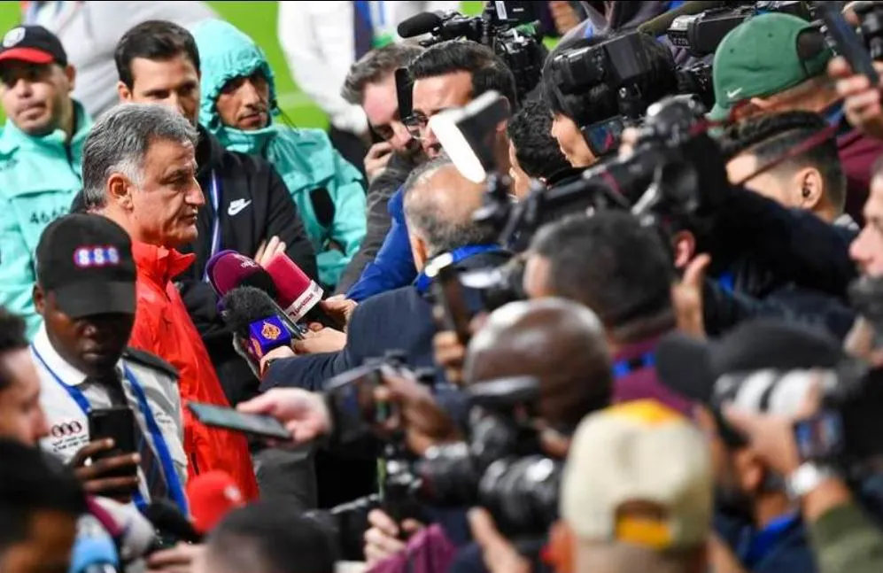 HLV C.Galtier của PSG đang trả lời báo chí trên sân Khalifa. Hakimi, Mbappa, Neymar, Messi,...trong màu áo PSG chuẩn bị đối đầu với Ronaldo.