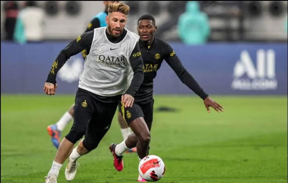 Sergio Ramos cũng mướt mồ hôi không kém để chuẩn bị đối đầu với người đồng đội cũ- Ronaldo trên sân King Fadh ở Riyadh. Donnarumma, cầu thủ xuất sắc nhất Euro 2020 lại vắng mặt cùng tuyển Ý ở World Cup 2022 quả là tiếc nuối nay anh đến Qatar cùng PSG. HLV C.Galtier của PSG đang trả lời báo chí trên sân Khalifa. Hakimi, Mbappa, Neymar, Messi,...trong màu áo PSG chuẩn bị đối đầu với Ronaldo.