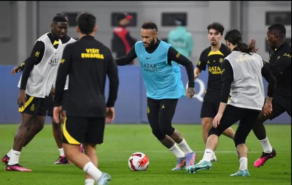 Neymar chăm chỉ tập luyện cùng đồng đội sau thất bại của Brazil... rất thảm ở World Cup 2022. Mbappe chụp hình cùng fan nhí ở sân Khalifa. Sergio Ramos cũng mướt mồ hôi không kém để chuẩn bị đối đầu với người đồng đội cũ- Ronaldo trên sân King Fadh ở Riyadh. Donnarumma, cầu thủ xuất sắc nhất Euro 2020 lại vắng mặt cùng tuyển Ý ở World Cup 2022 quả là tiếc nuối nay anh đến Qatar cùng PSG. HLV C.Galtier của PSG đang trả lời báo chí trên sân Khalifa. Hakimi, Mbappa, Neymar, Messi,...trong màu áo PSG chuẩn bị đối đầu với Ronaldo.