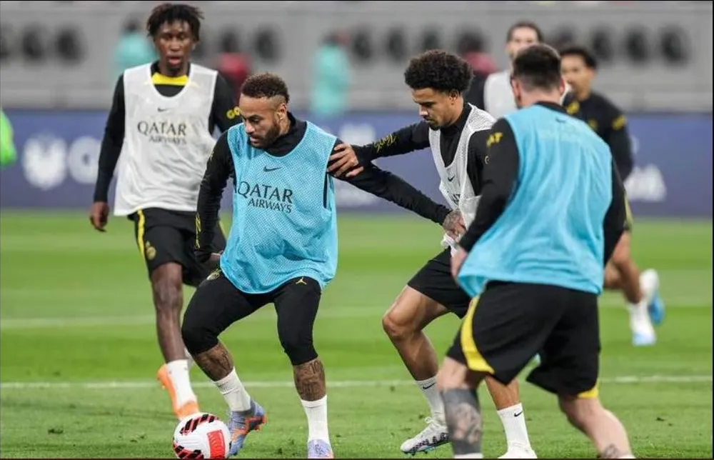 Tối 19-1, PSG sẽ chạm trán với Liên quân Al Nassr- Al Hilal, phía liên quân Ronaldo làm đội trưởng. Messi sẽ đối đầu trở lại với Ronaldo. Lần gần đây nhất Ronaldo trong màu áo Juventus gặp Barcelona vào tháng 12-2020, khi đó Juventus đánh bại Barcelona 3-0 ở Champions League.