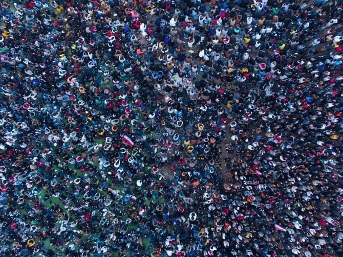Đám đông bên ngoài sân Al Mina...chờ vào sân, nhưng trong sân cũng đã đầy ắp khán giả. Ảnh: AFP Đám đông bên ngoài sân Al Mina...chờ vào sân, nhưng trong sân cũng đã đầy ắp khán giả. Ảnh: AFP