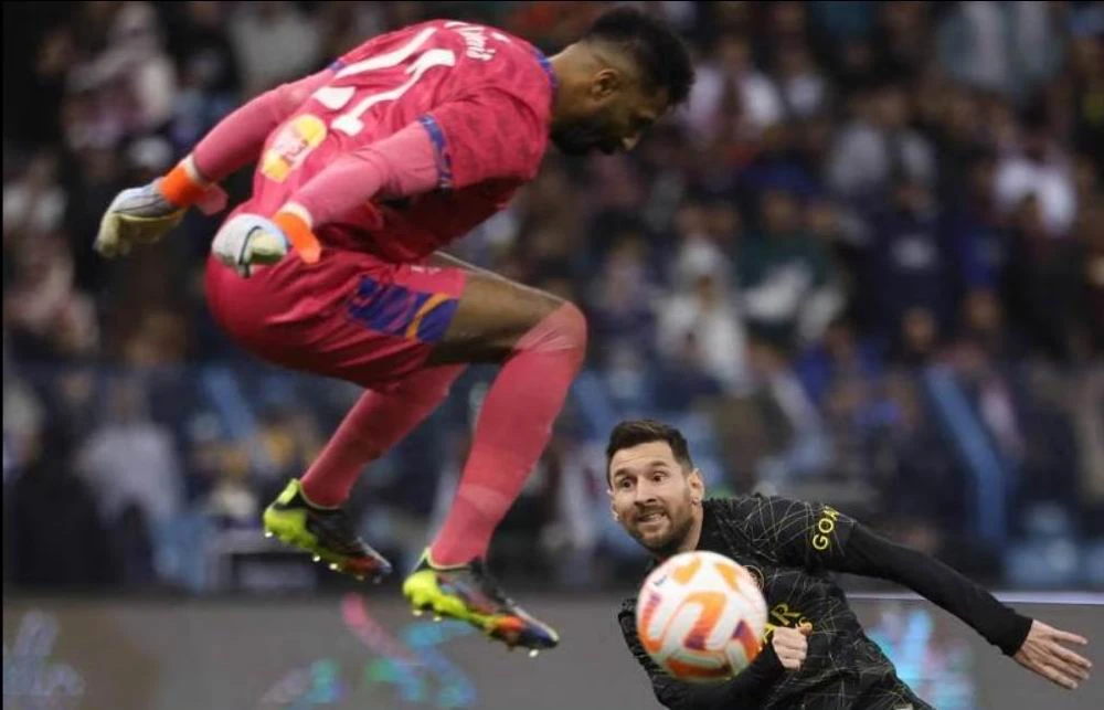 Messi trong một pha chạm trán với thủ môn Al Owais của Liên quân Al Nassr-Al Hilal. Mbappe và... ông anh Ronaldo. Một trận giao hữu quá nhiều siêu sao nhưng tính đối kháng không cao. Mbappe góp một bàn thắng vào chiến thắng 5-4 của đội khách đến từ thủ đô nước Pháp. Juan Bernat của PSG bị trọng tài người Qatar rút thẻ đỏ. Trợ lý của Liên quân bắt tay Ronaldo. Tổ trọng tài người Qatar điều hành trận đấu, Ronaldo là đội trưởng của Liên quân còn Marquinhos làm đội trưởng PSG. Trận đấu thắng lớn về mặt tài chính.