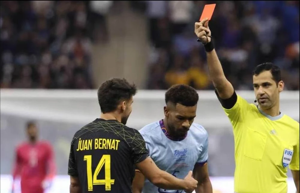 Juan Bernat của PSG bị trọng tài người Qatar rút thẻ đỏ. Trợ lý của Liên quân bắt tay Ronaldo. Tổ trọng tài người Qatar điều hành trận đấu, Ronaldo là đội trưởng của Liên quân còn Marquinhos làm đội trưởng PSG. Trận đấu thắng lớn về mặt tài chính.