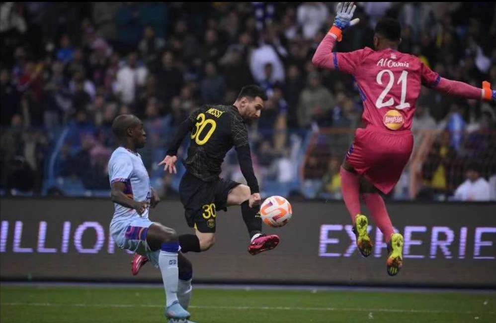 Messi đánh bại Ronaldo ảnh 1