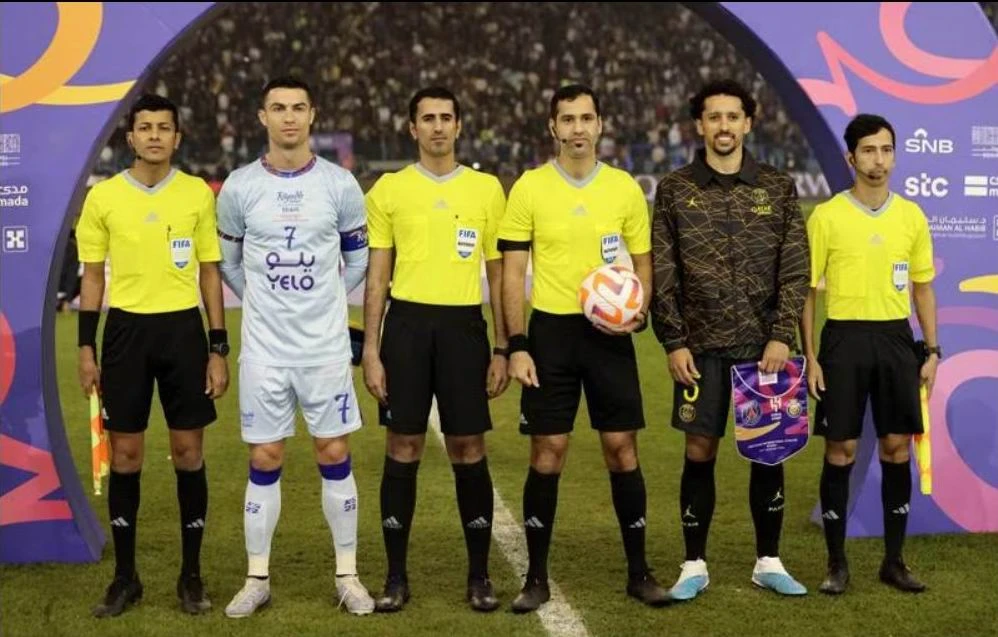 Tổ trọng tài người Qatar điều hành trận đấu, Ronaldo là đội trưởng của Liên quân còn Marquinhos làm đội trưởng PSG. Trận đấu thắng lớn về mặt tài chính.