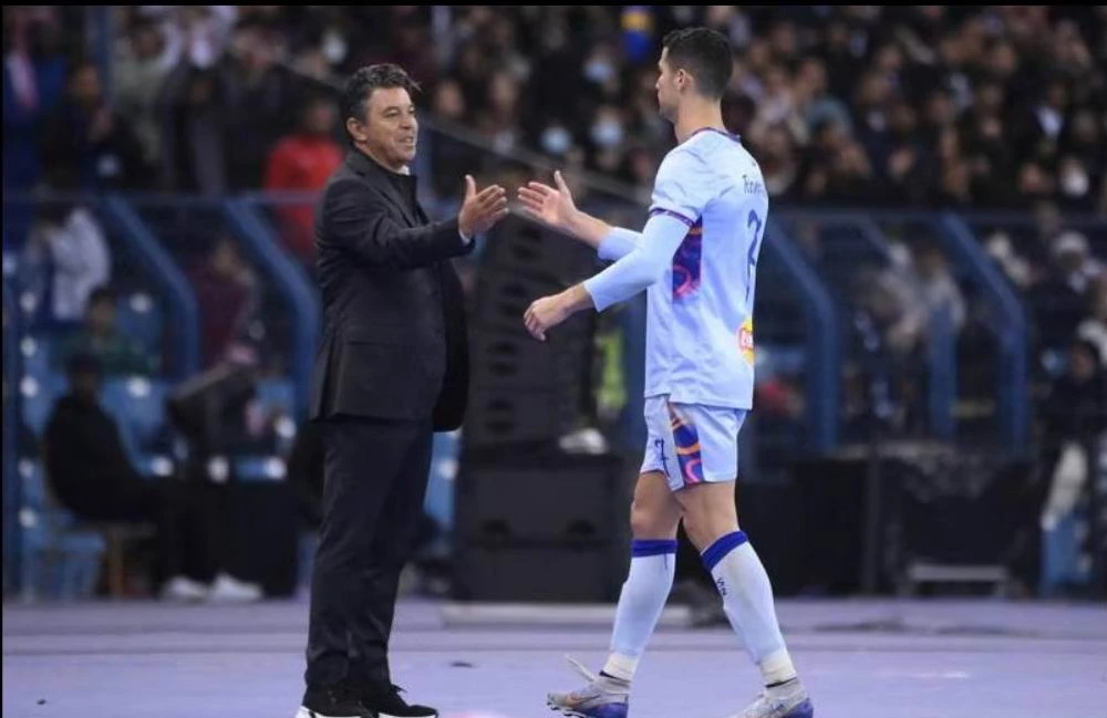 Trợ lý của Liên quân bắt tay Ronaldo. Tổ trọng tài người Qatar điều hành trận đấu, Ronaldo là đội trưởng của Liên quân còn Marquinhos làm đội trưởng PSG. Trận đấu thắng lớn về mặt tài chính.