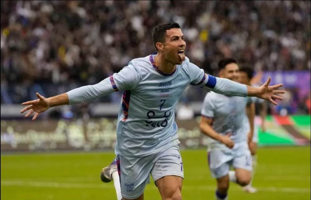 Ronaldo cũng đáp trả Messi bằng bàn thắng. ...và dáng ăn mừng quen thuộc của đội trưởng Saudi All Star XI trên sân King Fadh, Riyadh. Một fan của Ronaldo trên sân King Fadh. Ngôi sao Pháp Mbappe cũng có bàn thắng. Một pha va chạm rất nặng giữa thủ môn Navas của PSG với Ronaldo. Jang Hun-soo san bằng tỉ số 3-3 cho Liên quân. Ronaldo vẫn rất dũng mãnh ở tuổi 37. Messi trong một pha chạm trán với thủ môn Al Owais của Liên quân Al Nassr-Al Hilal. Mbappe và... ông anh Ronaldo. Một trận giao hữu quá nhiều siêu sao nhưng tính đối kháng không cao. Mbappe góp một bàn thắng vào chiến thắng 5-4 của đội khách đến từ thủ đô nước Pháp. Juan Bernat của PSG bị trọng tài người Qatar rút thẻ đỏ. Trợ lý của Liên quân bắt tay Ronaldo. Tổ trọng tài người Qatar điều hành trận đấu, Ronaldo là đội trưởng của Liên quân còn Marquinhos làm đội trưởng PSG. Trận đấu thắng lớn về mặt tài chính.