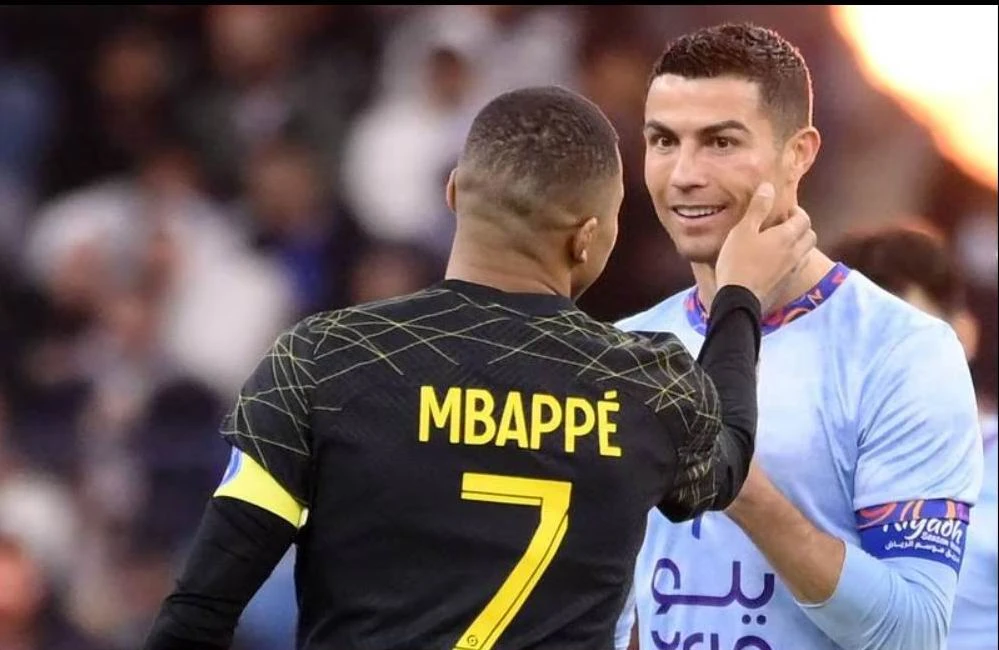 Mbappe và... ông anh Ronaldo. Một trận giao hữu quá nhiều siêu sao nhưng tính đối kháng không cao. Mbappe góp một bàn thắng vào chiến thắng 5-4 của đội khách đến từ thủ đô nước Pháp. Juan Bernat của PSG bị trọng tài người Qatar rút thẻ đỏ. Trợ lý của Liên quân bắt tay Ronaldo. Tổ trọng tài người Qatar điều hành trận đấu, Ronaldo là đội trưởng của Liên quân còn Marquinhos làm đội trưởng PSG. Trận đấu thắng lớn về mặt tài chính.