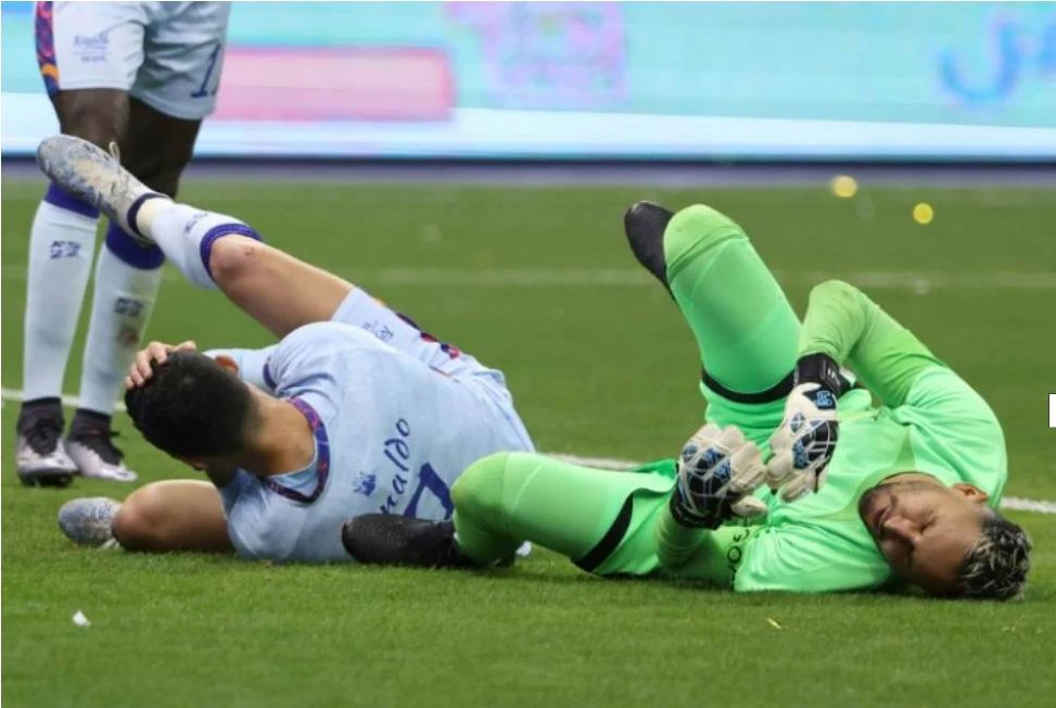 Một pha va chạm rất nặng giữa thủ môn Navas của PSG với Ronaldo. Jang Hun-soo san bằng tỉ số 3-3 cho Liên quân. Ronaldo vẫn rất dũng mãnh ở tuổi 37. Messi trong một pha chạm trán với thủ môn Al Owais của Liên quân Al Nassr-Al Hilal. Mbappe và... ông anh Ronaldo. Một trận giao hữu quá nhiều siêu sao nhưng tính đối kháng không cao. Mbappe góp một bàn thắng vào chiến thắng 5-4 của đội khách đến từ thủ đô nước Pháp. Juan Bernat của PSG bị trọng tài người Qatar rút thẻ đỏ. Trợ lý của Liên quân bắt tay Ronaldo. Tổ trọng tài người Qatar điều hành trận đấu, Ronaldo là đội trưởng của Liên quân còn Marquinhos làm đội trưởng PSG. Trận đấu thắng lớn về mặt tài chính.