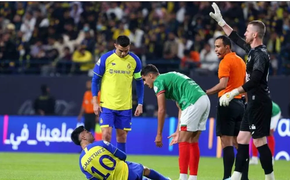 Thắng đối thủ 1-0 ở vòng 14 giải Saudi Arabia, tiếp trên sân Mrsool, Al Nassr duy trì ngôi đầu trên bảng xếp hạng. Ronaldo ra hiệu cho đồng đội chuyền bóng cho mình. ...và anh dễ dàng nhận bóng Ronaldo nỗ lực chào sân bằng bàn thắng Tân đội trưởng Al Nassr nỗ lực rất nhiều nhưng tính ăn ý với đồng đội chưa cao. Ronaldo cố gắng tìm bàn thắng cho mình trong lần đầu khoác áo Al Nassr nhưng bất thành. Tuy nhiên, người đồng đội của Ronaldo là Talisca đã có bàn thắng giúp Al Nassr có thêm ba điểm.