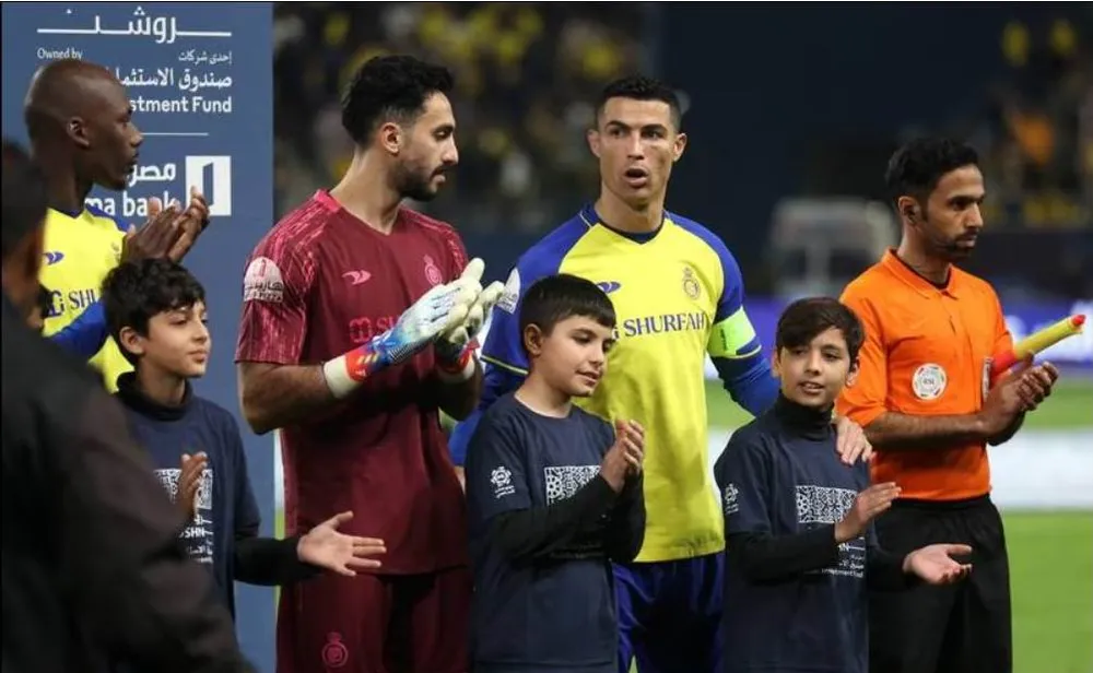 Ngay lần đầu chào sân Mrsool - sân nhà của Al Nassr, Ronaldo đã mang băng đội trưởng. Động tác &quot;rang ngô, rang lạc&quot; rất quen thuộc của Ronaldo. ...Và kiểu lấy đà sút phạt cũng rất Ronaldo. ...Chạy đà sút phạt. Đội trưởng Ronaldo... ra hiệu xin bóng. Ronaldo chia vui cùng đồng đội Talisca (ngoại binh Brazil), người ghi bàn thắng duy nhất trận Trận đầu tiên trong màu áo Al Nassr, Ronaldo cùng đồng đội đã đánh bại đội khách Al Attifaq 1-0 Ronaldo ăn mừng với tác giả bàn thắng duy nhất trận. Ronaldo bị đối phương đoạt bóng. Thắng đối thủ 1-0 ở vòng 14 giải Saudi Arabia, tiếp trên sân Mrsool, Al Nassr duy trì ngôi đầu trên bảng xếp hạng. Ronaldo ra hiệu cho đồng đội chuyền bóng cho mình. ...và anh dễ dàng nhận bóng Ronaldo nỗ lực chào sân bằng bàn thắng Tân đội trưởng Al Nassr nỗ lực rất nhiều nhưng tính ăn ý với đồng đội chưa cao. Ronaldo cố gắng tìm bàn thắng cho mình trong lần đầu khoác áo Al Nassr nhưng bất thành. Tuy nhiên, người đồng đội của Ronaldo là Talisca đã có bàn thắng giúp Al Nassr có thêm ba điểm.
