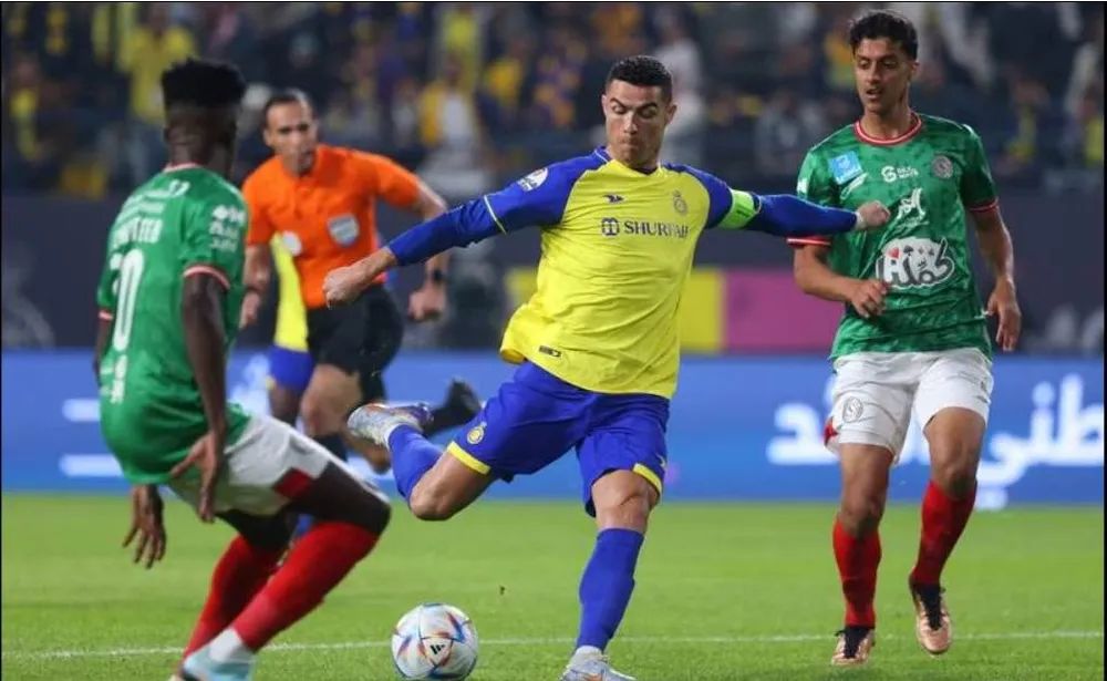 Ronaldo nỗ lực chào sân bằng bàn thắng Tân đội trưởng Al Nassr nỗ lực rất nhiều nhưng tính ăn ý với đồng đội chưa cao. Ronaldo cố gắng tìm bàn thắng cho mình trong lần đầu khoác áo Al Nassr nhưng bất thành. Tuy nhiên, người đồng đội của Ronaldo là Talisca đã có bàn thắng giúp Al Nassr có thêm ba điểm.