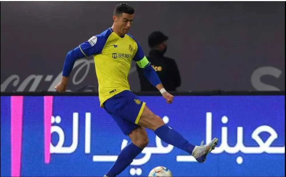 Động tác &quot;rang ngô, rang lạc&quot; rất quen thuộc của Ronaldo. ...Và kiểu lấy đà sút phạt cũng rất Ronaldo. ...Chạy đà sút phạt. Đội trưởng Ronaldo... ra hiệu xin bóng. Ronaldo chia vui cùng đồng đội Talisca (ngoại binh Brazil), người ghi bàn thắng duy nhất trận Trận đầu tiên trong màu áo Al Nassr, Ronaldo cùng đồng đội đã đánh bại đội khách Al Attifaq 1-0 Ronaldo ăn mừng với tác giả bàn thắng duy nhất trận. Ronaldo bị đối phương đoạt bóng. Thắng đối thủ 1-0 ở vòng 14 giải Saudi Arabia, tiếp trên sân Mrsool, Al Nassr duy trì ngôi đầu trên bảng xếp hạng. Ronaldo ra hiệu cho đồng đội chuyền bóng cho mình. ...và anh dễ dàng nhận bóng Ronaldo nỗ lực chào sân bằng bàn thắng Tân đội trưởng Al Nassr nỗ lực rất nhiều nhưng tính ăn ý với đồng đội chưa cao. Ronaldo cố gắng tìm bàn thắng cho mình trong lần đầu khoác áo Al Nassr nhưng bất thành. Tuy nhiên, người đồng đội của Ronaldo là Talisca đã có bàn thắng giúp Al Nassr có thêm ba điểm.