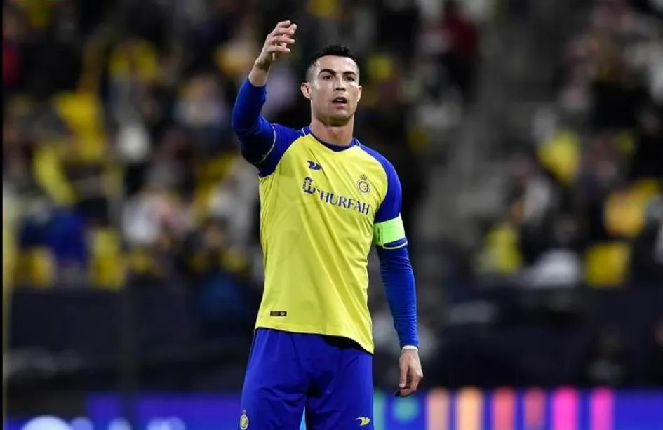 Đội trưởng Ronaldo... ra hiệu xin bóng. Ronaldo chia vui cùng đồng đội Talisca (ngoại binh Brazil), người ghi bàn thắng duy nhất trận Trận đầu tiên trong màu áo Al Nassr, Ronaldo cùng đồng đội đã đánh bại đội khách Al Attifaq 1-0 Ronaldo ăn mừng với tác giả bàn thắng duy nhất trận. Ronaldo bị đối phương đoạt bóng. Thắng đối thủ 1-0 ở vòng 14 giải Saudi Arabia, tiếp trên sân Mrsool, Al Nassr duy trì ngôi đầu trên bảng xếp hạng. Ronaldo ra hiệu cho đồng đội chuyền bóng cho mình. ...và anh dễ dàng nhận bóng Ronaldo nỗ lực chào sân bằng bàn thắng Tân đội trưởng Al Nassr nỗ lực rất nhiều nhưng tính ăn ý với đồng đội chưa cao. Ronaldo cố gắng tìm bàn thắng cho mình trong lần đầu khoác áo Al Nassr nhưng bất thành. Tuy nhiên, người đồng đội của Ronaldo là Talisca đã có bàn thắng giúp Al Nassr có thêm ba điểm.