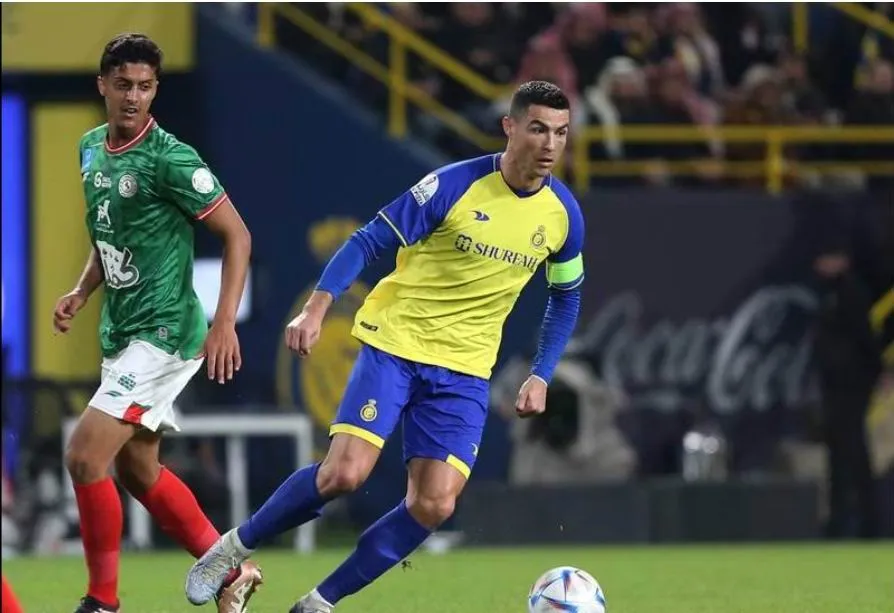 ...và anh dễ dàng nhận bóng Ronaldo nỗ lực chào sân bằng bàn thắng Tân đội trưởng Al Nassr nỗ lực rất nhiều nhưng tính ăn ý với đồng đội chưa cao. Ronaldo cố gắng tìm bàn thắng cho mình trong lần đầu khoác áo Al Nassr nhưng bất thành. Tuy nhiên, người đồng đội của Ronaldo là Talisca đã có bàn thắng giúp Al Nassr có thêm ba điểm.