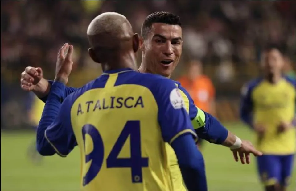 Ronaldo ăn mừng với tác giả bàn thắng duy nhất trận. Ronaldo bị đối phương đoạt bóng. Thắng đối thủ 1-0 ở vòng 14 giải Saudi Arabia, tiếp trên sân Mrsool, Al Nassr duy trì ngôi đầu trên bảng xếp hạng. Ronaldo ra hiệu cho đồng đội chuyền bóng cho mình. ...và anh dễ dàng nhận bóng Ronaldo nỗ lực chào sân bằng bàn thắng Tân đội trưởng Al Nassr nỗ lực rất nhiều nhưng tính ăn ý với đồng đội chưa cao. Ronaldo cố gắng tìm bàn thắng cho mình trong lần đầu khoác áo Al Nassr nhưng bất thành. Tuy nhiên, người đồng đội của Ronaldo là Talisca đã có bàn thắng giúp Al Nassr có thêm ba điểm.