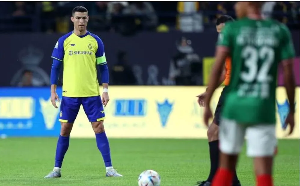...Và kiểu lấy đà sút phạt cũng rất Ronaldo. ...Chạy đà sút phạt. Đội trưởng Ronaldo... ra hiệu xin bóng. Ronaldo chia vui cùng đồng đội Talisca (ngoại binh Brazil), người ghi bàn thắng duy nhất trận Trận đầu tiên trong màu áo Al Nassr, Ronaldo cùng đồng đội đã đánh bại đội khách Al Attifaq 1-0 Ronaldo ăn mừng với tác giả bàn thắng duy nhất trận. Ronaldo bị đối phương đoạt bóng. Thắng đối thủ 1-0 ở vòng 14 giải Saudi Arabia, tiếp trên sân Mrsool, Al Nassr duy trì ngôi đầu trên bảng xếp hạng. Ronaldo ra hiệu cho đồng đội chuyền bóng cho mình. ...và anh dễ dàng nhận bóng Ronaldo nỗ lực chào sân bằng bàn thắng Tân đội trưởng Al Nassr nỗ lực rất nhiều nhưng tính ăn ý với đồng đội chưa cao. Ronaldo cố gắng tìm bàn thắng cho mình trong lần đầu khoác áo Al Nassr nhưng bất thành. Tuy nhiên, người đồng đội của Ronaldo là Talisca đã có bàn thắng giúp Al Nassr có thêm ba điểm.