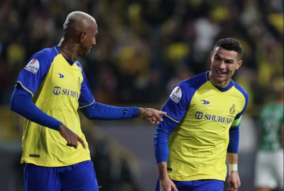 Ronaldo chia vui cùng đồng đội Talisca (ngoại binh Brazil), người ghi bàn thắng duy nhất trận Trận đầu tiên trong màu áo Al Nassr, Ronaldo cùng đồng đội đã đánh bại đội khách Al Attifaq 1-0 Ronaldo ăn mừng với tác giả bàn thắng duy nhất trận. Ronaldo bị đối phương đoạt bóng. Thắng đối thủ 1-0 ở vòng 14 giải Saudi Arabia, tiếp trên sân Mrsool, Al Nassr duy trì ngôi đầu trên bảng xếp hạng. Ronaldo ra hiệu cho đồng đội chuyền bóng cho mình. ...và anh dễ dàng nhận bóng Ronaldo nỗ lực chào sân bằng bàn thắng Tân đội trưởng Al Nassr nỗ lực rất nhiều nhưng tính ăn ý với đồng đội chưa cao. Ronaldo cố gắng tìm bàn thắng cho mình trong lần đầu khoác áo Al Nassr nhưng bất thành. Tuy nhiên, người đồng đội của Ronaldo là Talisca đã có bàn thắng giúp Al Nassr có thêm ba điểm.