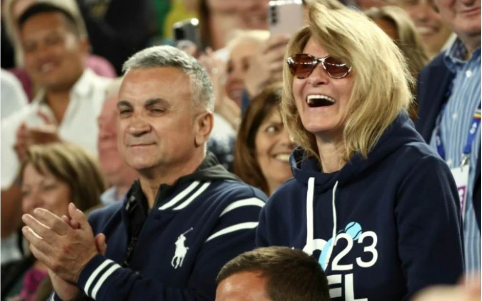 Bố mẹ của Djokovic ngồi xem con trai thi đấu với tay vợt Nga Rublev ở tứ kết. Ảnh: AFP