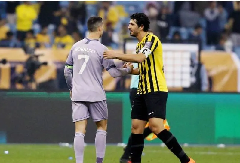 Đội trưởng của Al Attihad chia sẻ cùng đội trưởng Ronaldo của Al Nassr. Ảnh: Getty Đội trưởng của Al Attihad chia sẻ cùng đội trưởng Ronaldo của Al Nassr. Ảnh: Getty