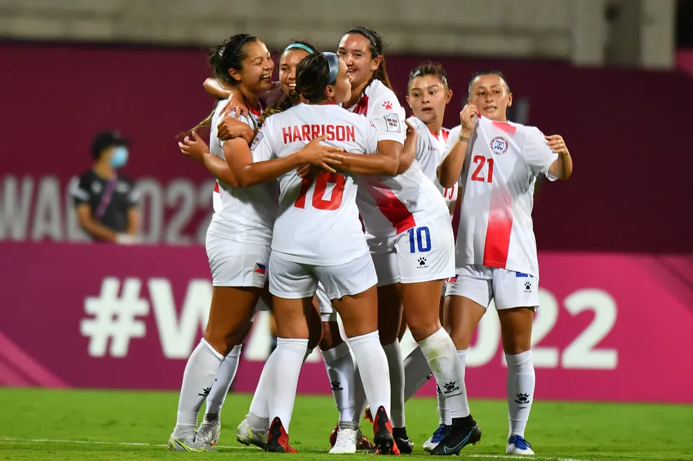 Ba năm qua, tuyển Philippines liên tục sang Mỹ, châu Âu và Nam Mỹ tập huấn. Ảnh: PFA